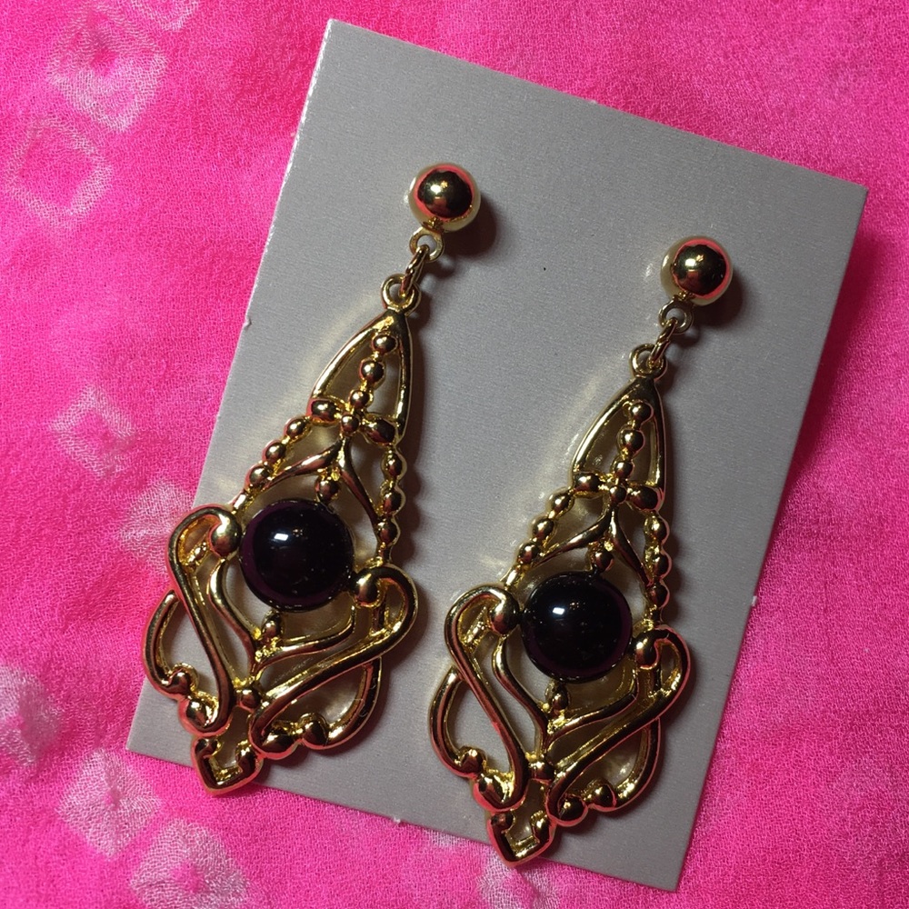 NIB Avon gentle drama earrings vintage 91